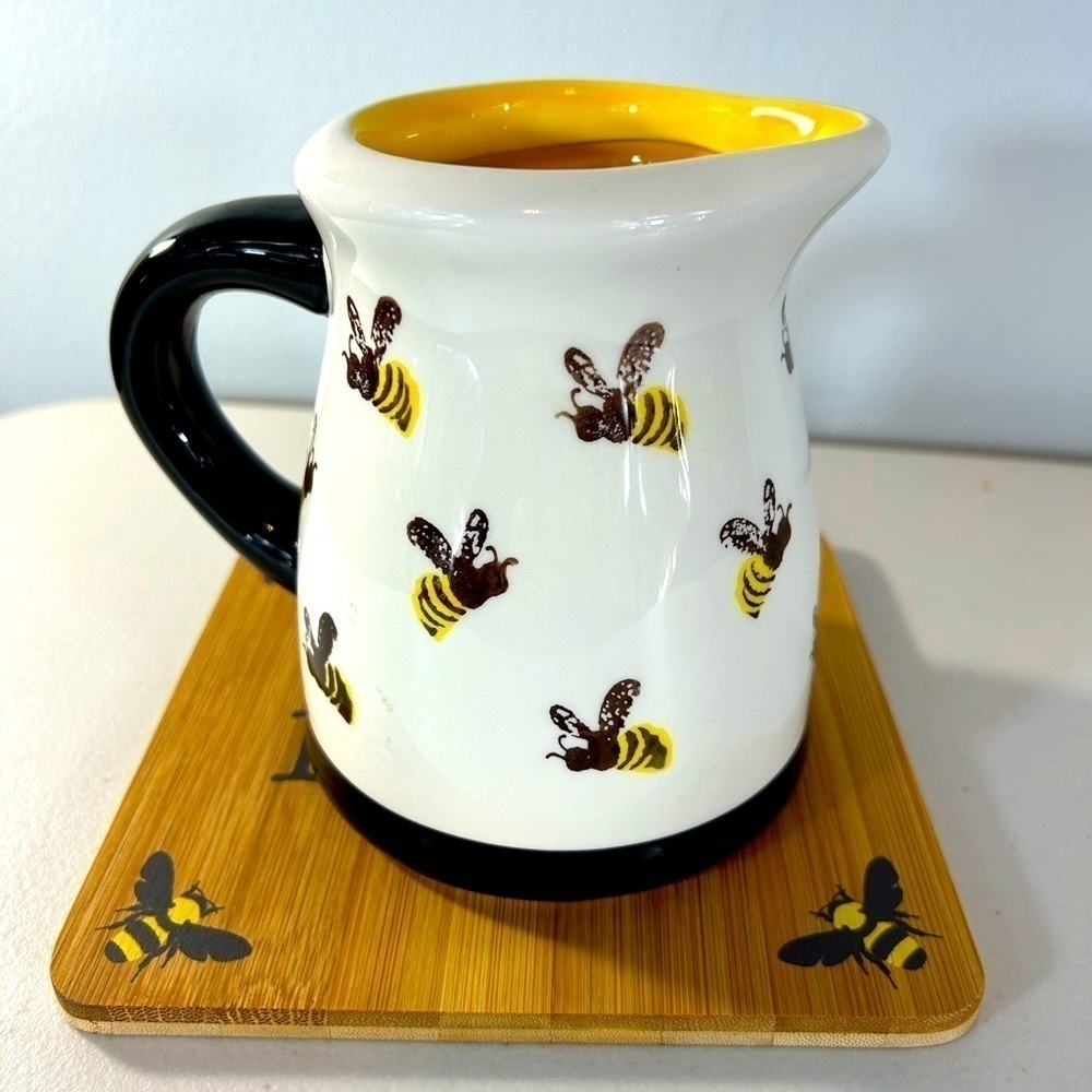 Terramoto Ceramic bee creamer with matching wood hot pad